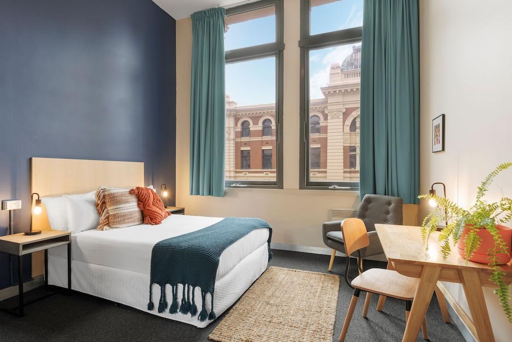 Selina Central, Melbourne Room Type - Premium Room (Queen), City View