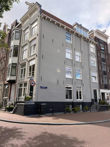 Guesthouse Prinsencanal 2 - Tap to explore photos