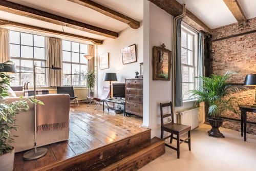 Classy Room 17th C Canalhouse - Tap to explore photos