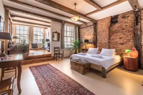 Classy Room 17th C Canalhouse - Tap to explore photos
