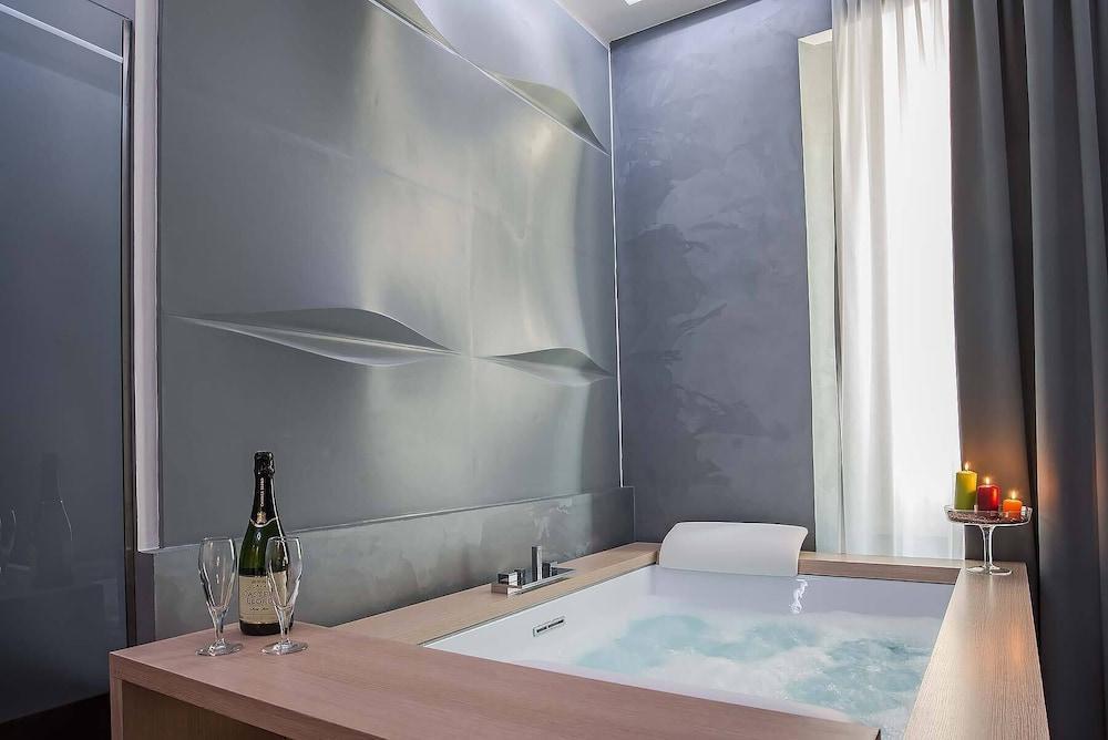 7 Inn Spanish Steps Room Type - Suite, Jetted Tub