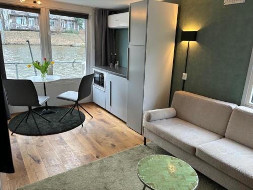 Luxury studio on Robs houseboat special for couples - Tap to explore photos