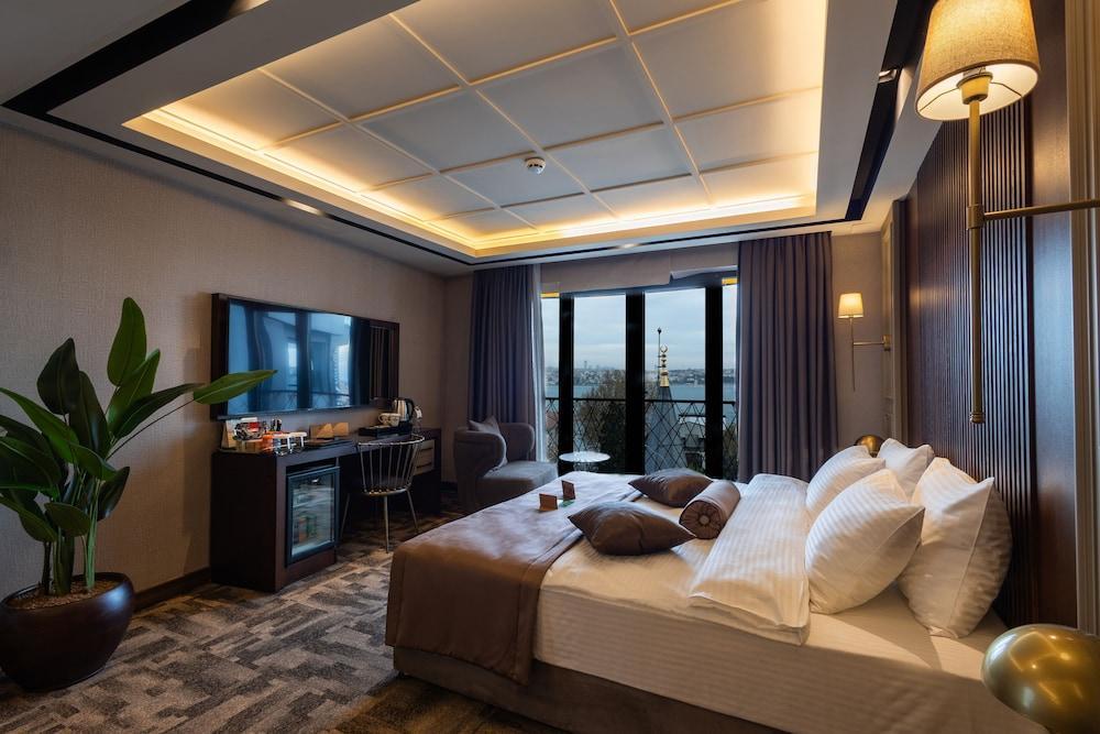 Tonight Hotel Port Room Type - Queen Room