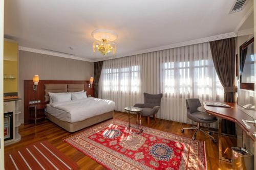 Blue Gilroy Hotel Room Type - Deluxe Double Room with Sea View
