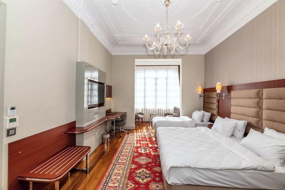 Blue Gilroy Hotel Room Type - Standard Triple Room