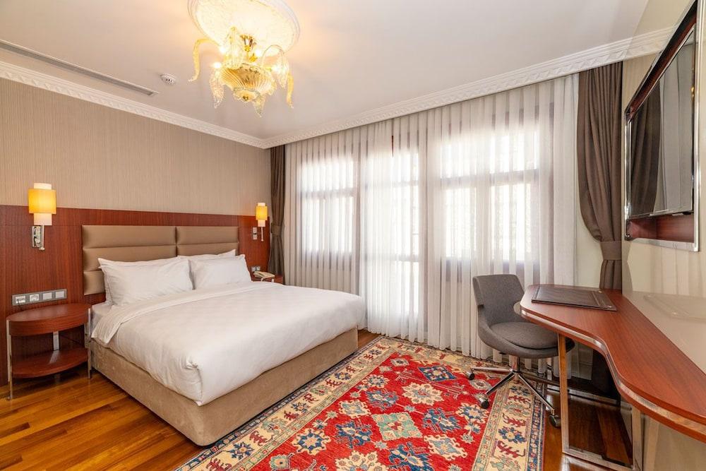 Blue Gilroy Hotel Room Type - Deluxe Double Room, Balcony