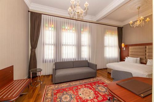 Blue Gilroy Hotel Room Type - Junior Suite