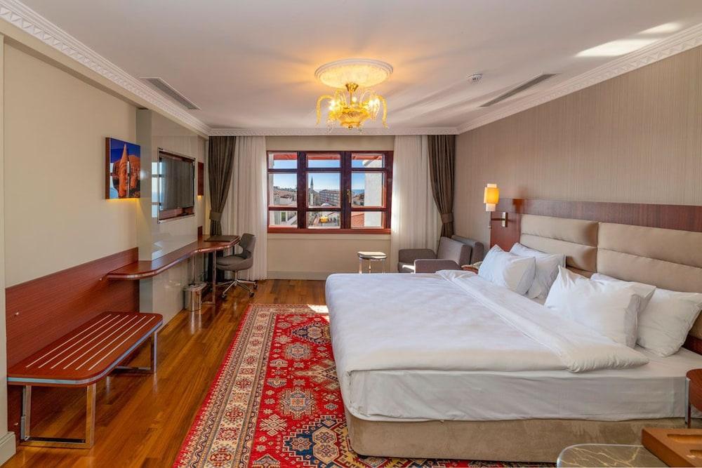 Blue Gilroy Hotel Room Type - Deluxe Double Room, Partial Sea View