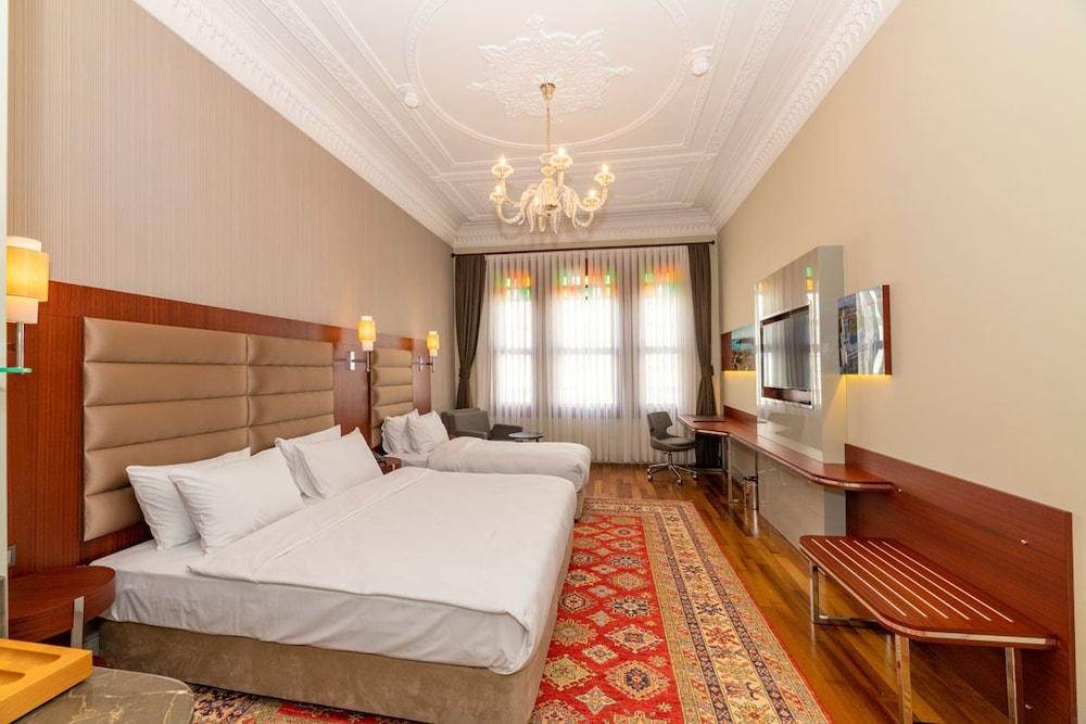 Blue Gilroy Hotel Room Type - Deluxe Triple Room