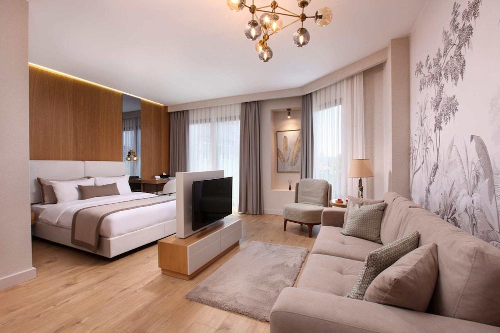 The Pearl Suites Room Type - Deluxe Room, 1 King Bed, Non Smoking, City View