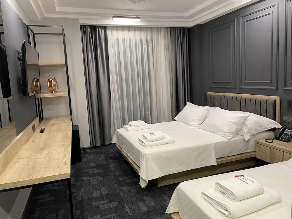 RW Boutique Hotel Room Type - Deluxe Triple Room, Sea View