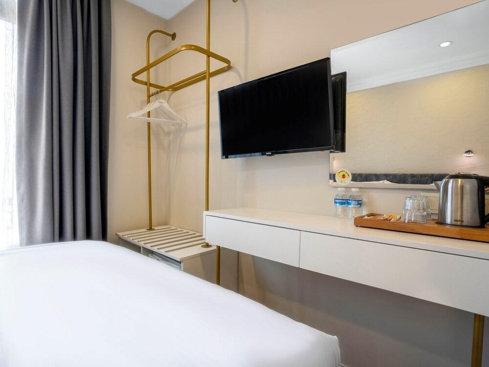actuel life hotel - Tap to explore photos