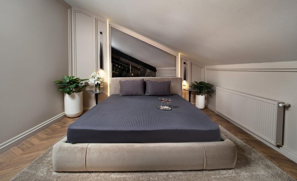 Walton Gardens Pera Room Type - Executive Terrace Suite with Fireplace - Spa Bath - Private Lounge Access Walton Gardens Pera Room Type - Executive Terrace Suite with Fireplace - Spa Bath - Private Lounge Access