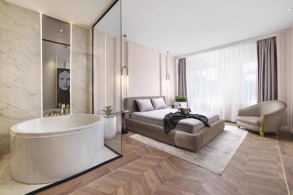 Walton Gardens Pera Room Type - King Suite with Spa Bath