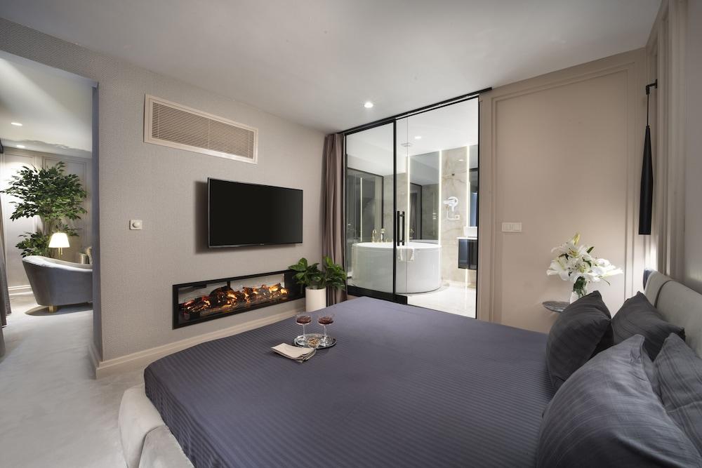 Walton Gardens Pera Room Type - Executive Suite with Turkish Hammam - Spa Bath - Fireplace Walton Gardens Pera Room Type - Executive Suite with Turkish Hammam - Spa Bath - Fireplace