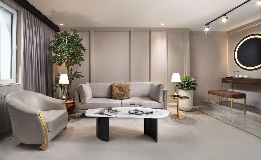 Walton Gardens Pera Room Type - Executive Junior Suite with Spa Bath - Fireplace - Private Lounge Access Walton Gardens Pera Room Type - Executive Junior Suite with Spa Bath - Fireplace - Private Lounge Access