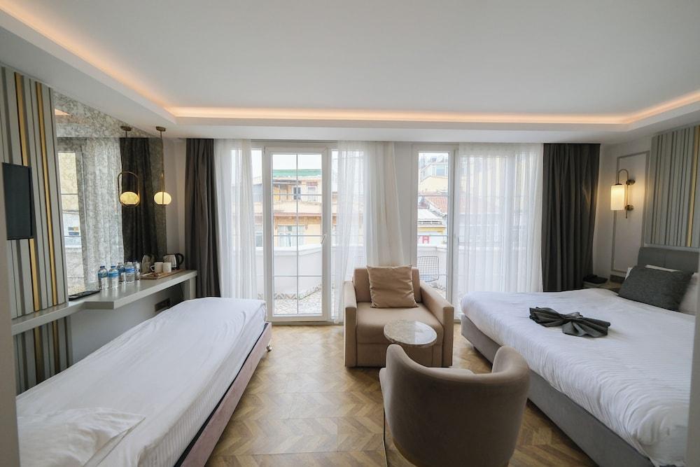 Serai Hotel Room Type - Deluxe Room, Balcony, Partial Sea View