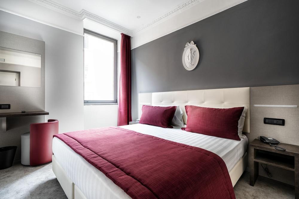 Hotel Varese Roma Room Type - Deluxe Triple Room Hotel Varese Roma Room Type - Deluxe Triple Room