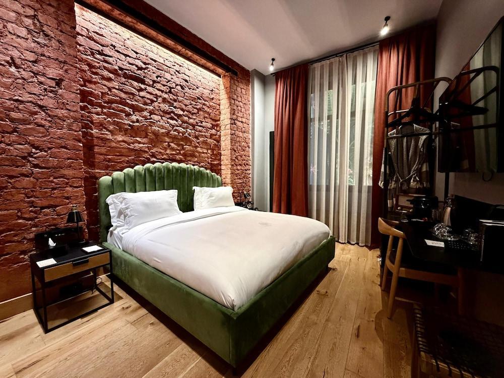 RUZ Hotels Room Type - Junior Art Room Courtyard View