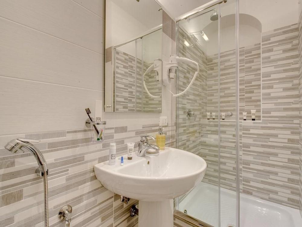 Roma Suites Navona - Tap to explore photos