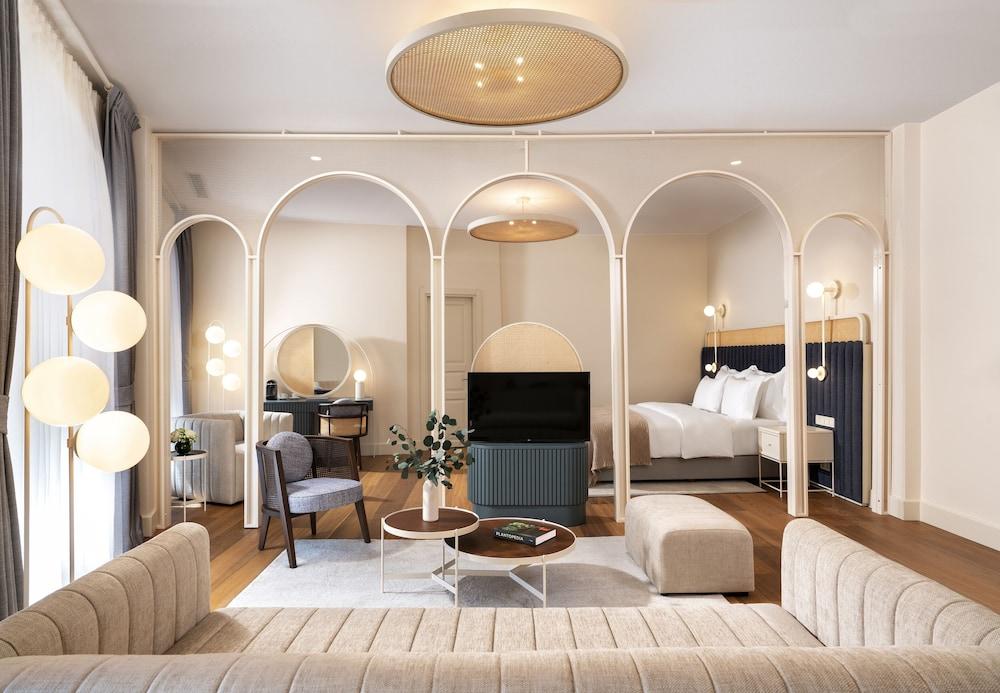 Ecole St Pierre Hotel Room Type - Galata Suite With Bathtub