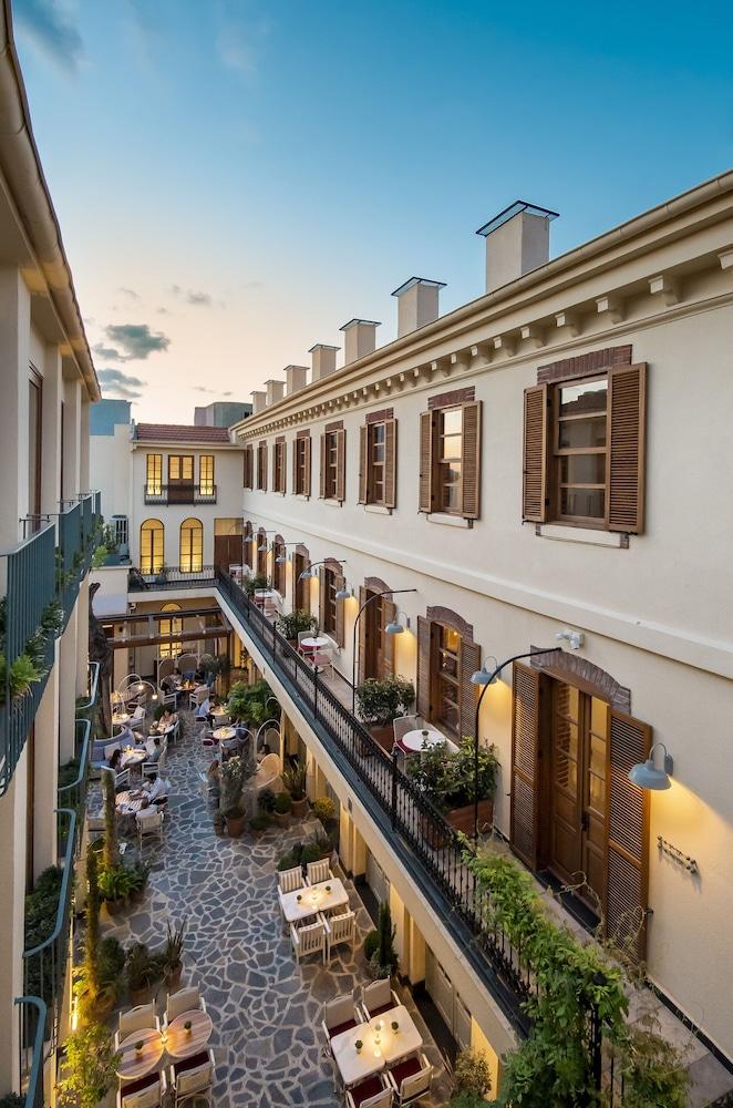 Ecole St Pierre Hotel Room Type - Courtyard Room with Balcony