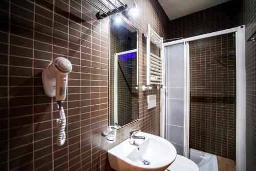 FUNNY HOLIDAY ROME Room Type - Twin Room with Shared Bathroom