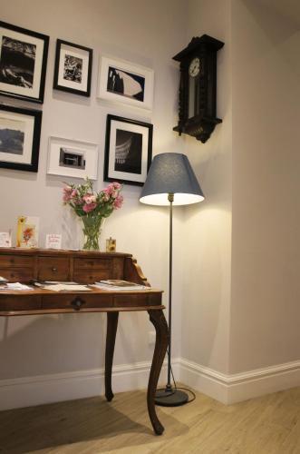 Roman Suite Guest House - Tap to explore photos