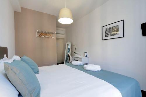 Midnight in Rome Guest House - Tap to explore photos