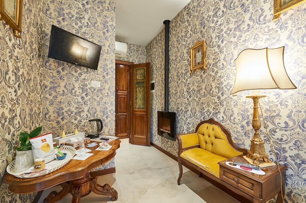 Fabrizio's Rooms - Tap to explore photos