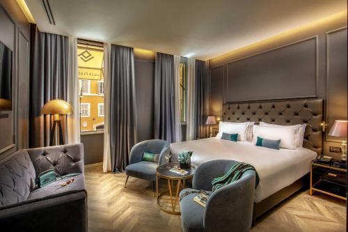 Hotel La Place Room Type - Deluxe Double Room with City View Hotel La Place Room Type - Deluxe Double Room with City View