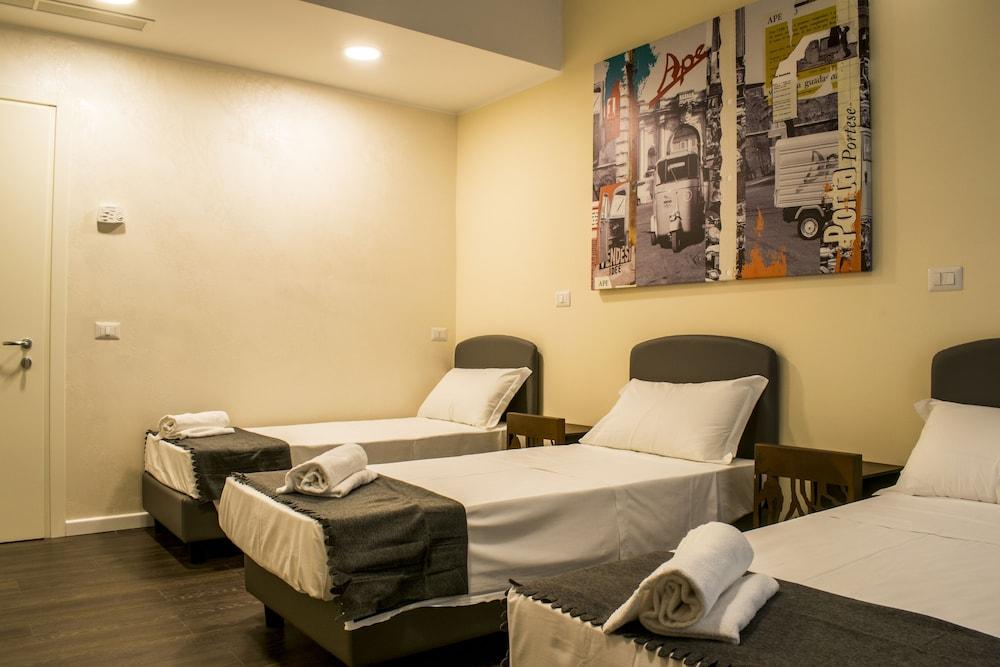 Hostel Trastevere Room Type - Triple Room, Ensuite
