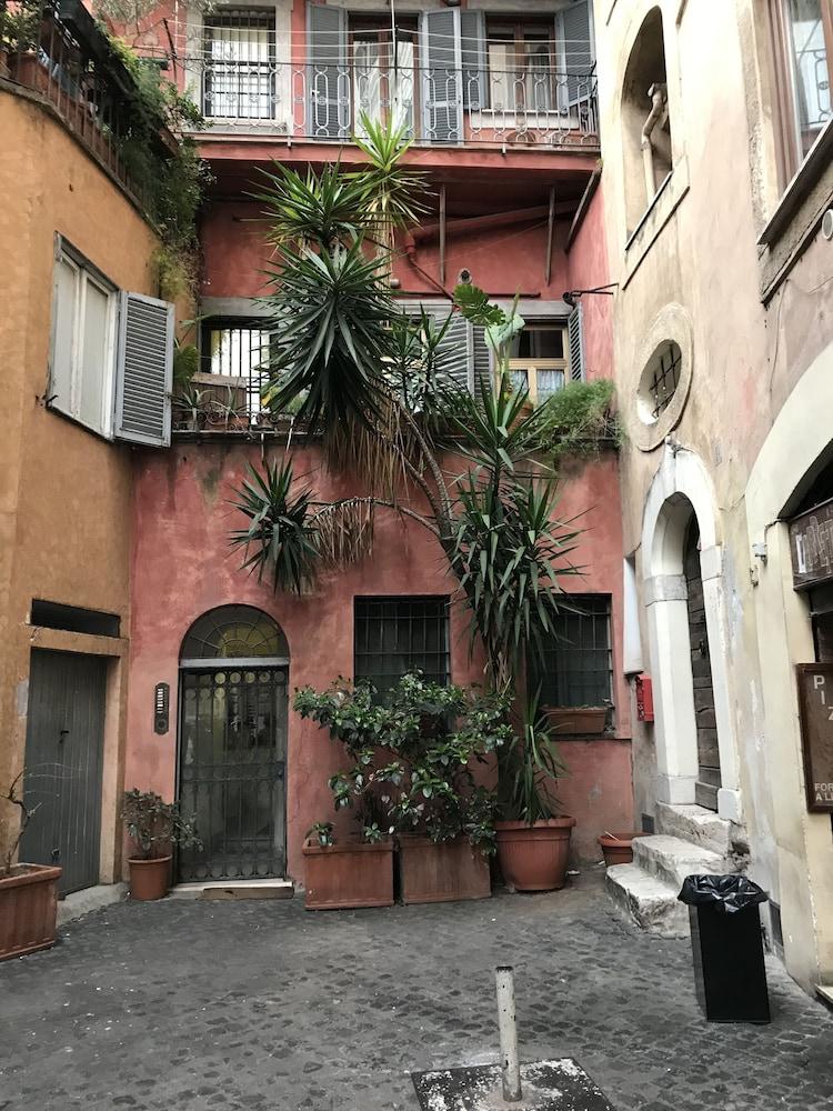 Suites Imperiali Guest House - Tap to explore photos