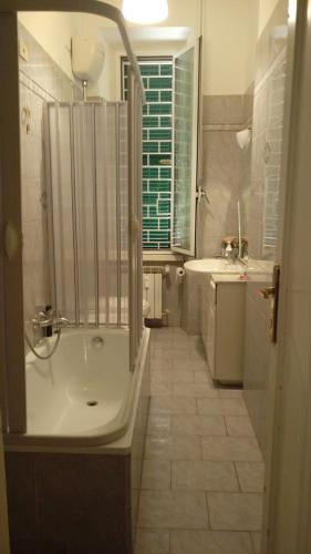 Varese Guest House - Tap to explore photos