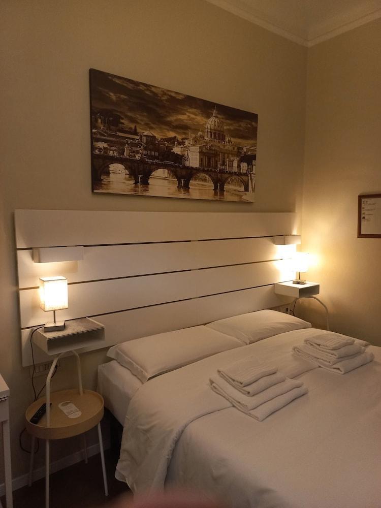 Stefano House Roma Room Type - Elite Triple Room, City View Stefano House Roma Room Type - Elite Triple Room, City View