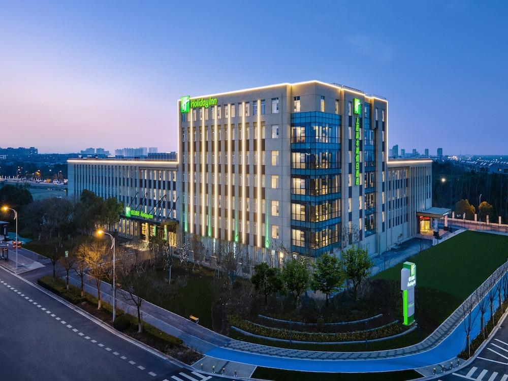 Holiday Inn SHANGHAI DISHUI LAKE - Tap to explore photos