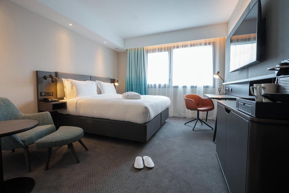 Holiday Inn PARIS - CDG AIRPORT Room Type - 1 King Bed Premium Garden View