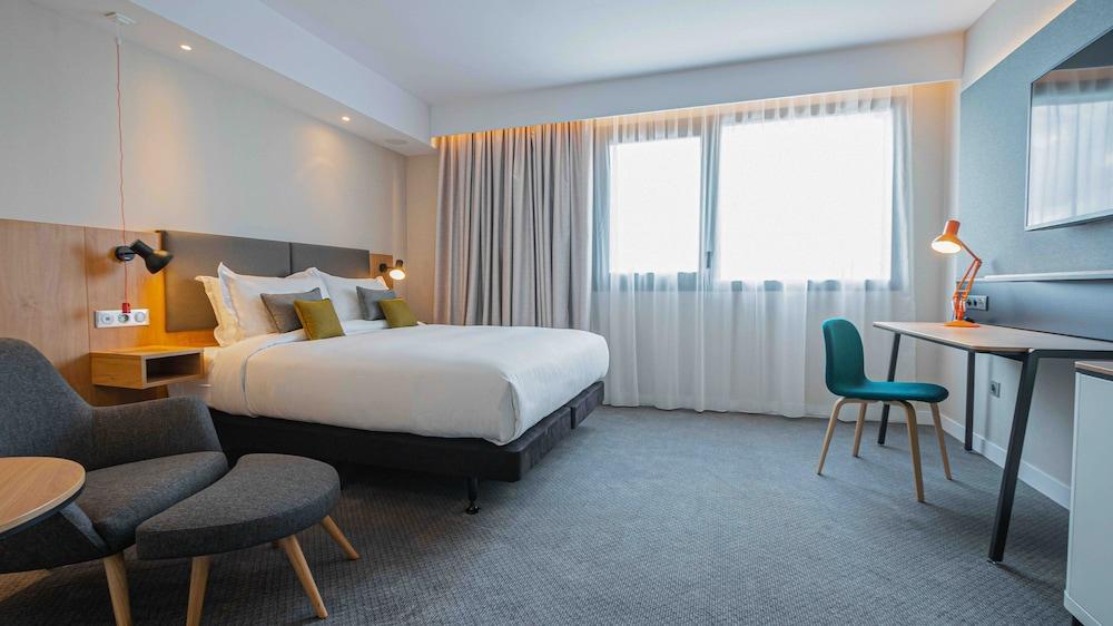 Holiday Inn PARIS - CDG AIRPORT Room Type - 1 Queen Bed Standard Accessible