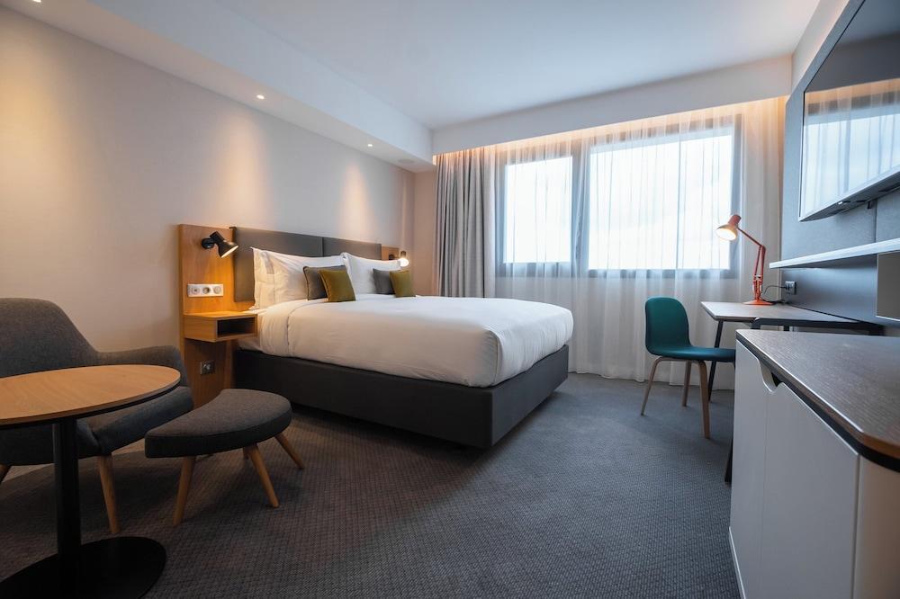 Holiday Inn PARIS - CDG AIRPORT Room Type - Standard Room, 1 Queen Bed, Garden View Holiday Inn PARIS - CDG AIRPORT Room Type - Standard Room, 1 Queen Bed, Garden View