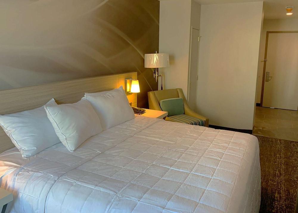 Brooklyn Vybe Hotel, Ascend Hotel Collection - Tap to explore photos