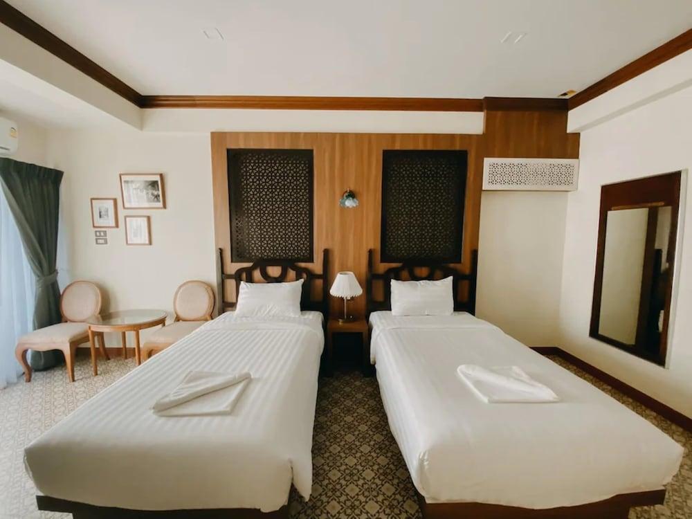 Baan Chao Khun Hotel Room Type - Deluxe Twin Room, City View