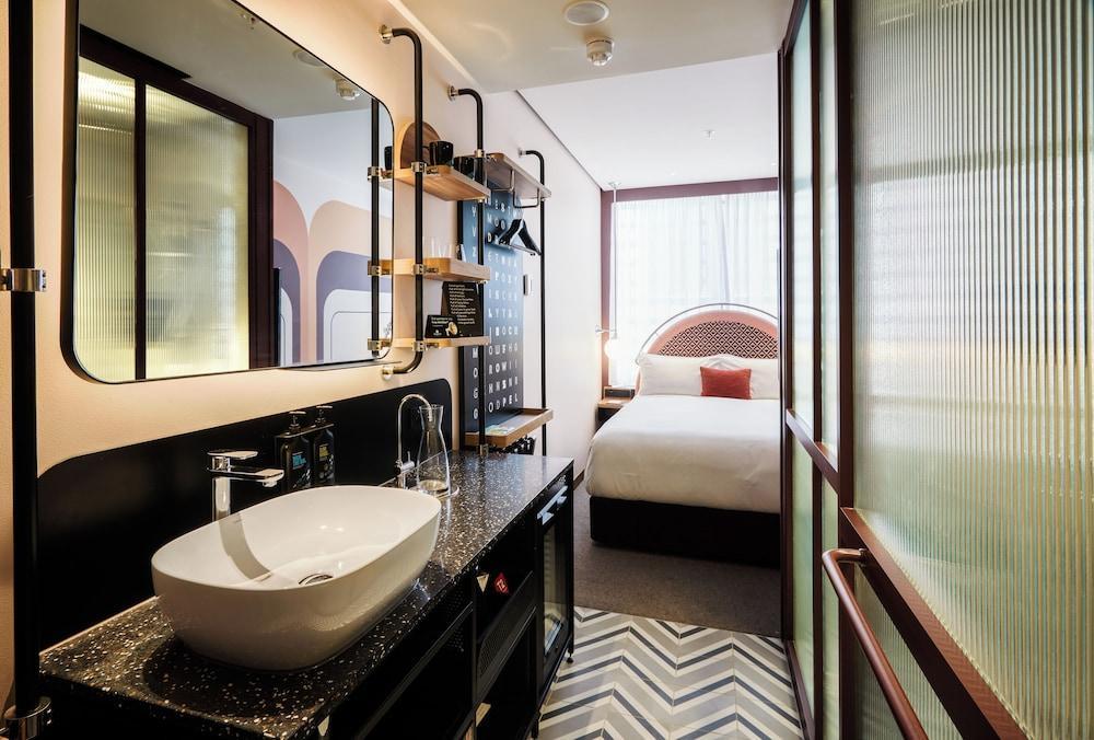 Ovolo Melbourne South Yarra, a Wyndham Hotel Room Type - Room, 1 Queen Bed, City View (Snug)