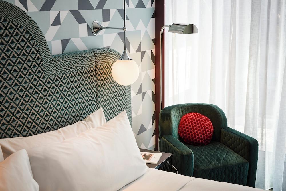 Ovolo Melbourne South Yarra, a Wyndham Hotel Room Type - Studio, 1 King Bed, City View (Groovy)