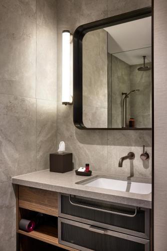 Aiden by Best Western @ Darling Harbour Room Type - Small Queen Room with Balcony - Non-Smoking
