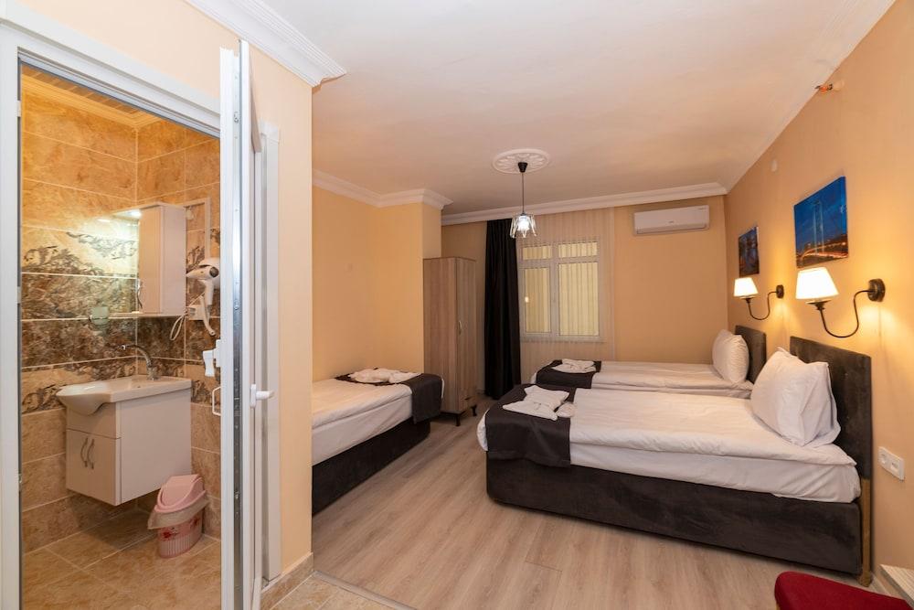 Golden Flower Room Type - Standard Triple Room