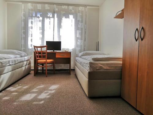 Hotel Marianeum Room Type - Quadruple Room with Private Bathroom Hotel Marianeum Room Type - Quadruple Room with Private Bathroom
