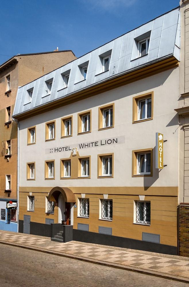 Hotel White Lion - Tap to explore photos