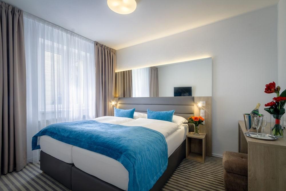 Hotel White Lion Room Type - Standard Suite, 2 Bedrooms, Non Smoking Hotel White Lion Room Type - Standard Suite, 2 Bedrooms, Non Smoking