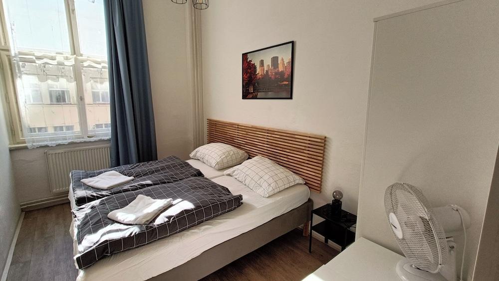 A Plus Hostel - Centrum Room Type - Basic Double Room (Bathroom/Kitchen shared)