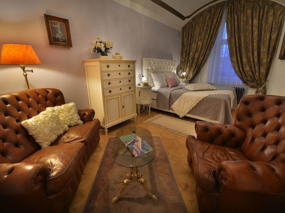 Charming Prague Downtown Flat - Tap to explore photos